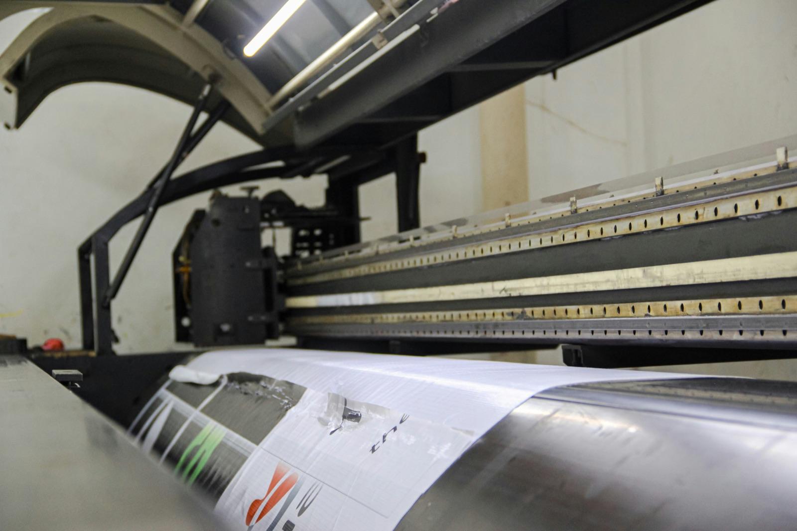 Plotter da taglio al lavoro su un foglio di materiale adesivo
