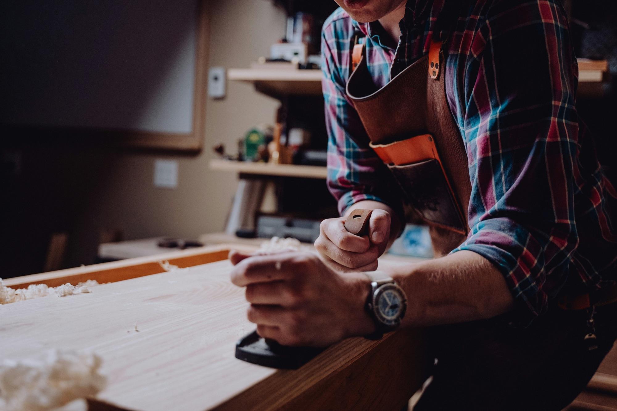 Lavorazione manuale di un prototipo in legno