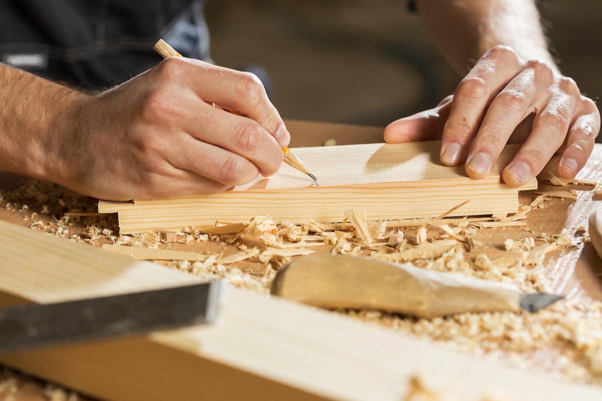 Tracciamento di una linea di taglio su un pannello di legno