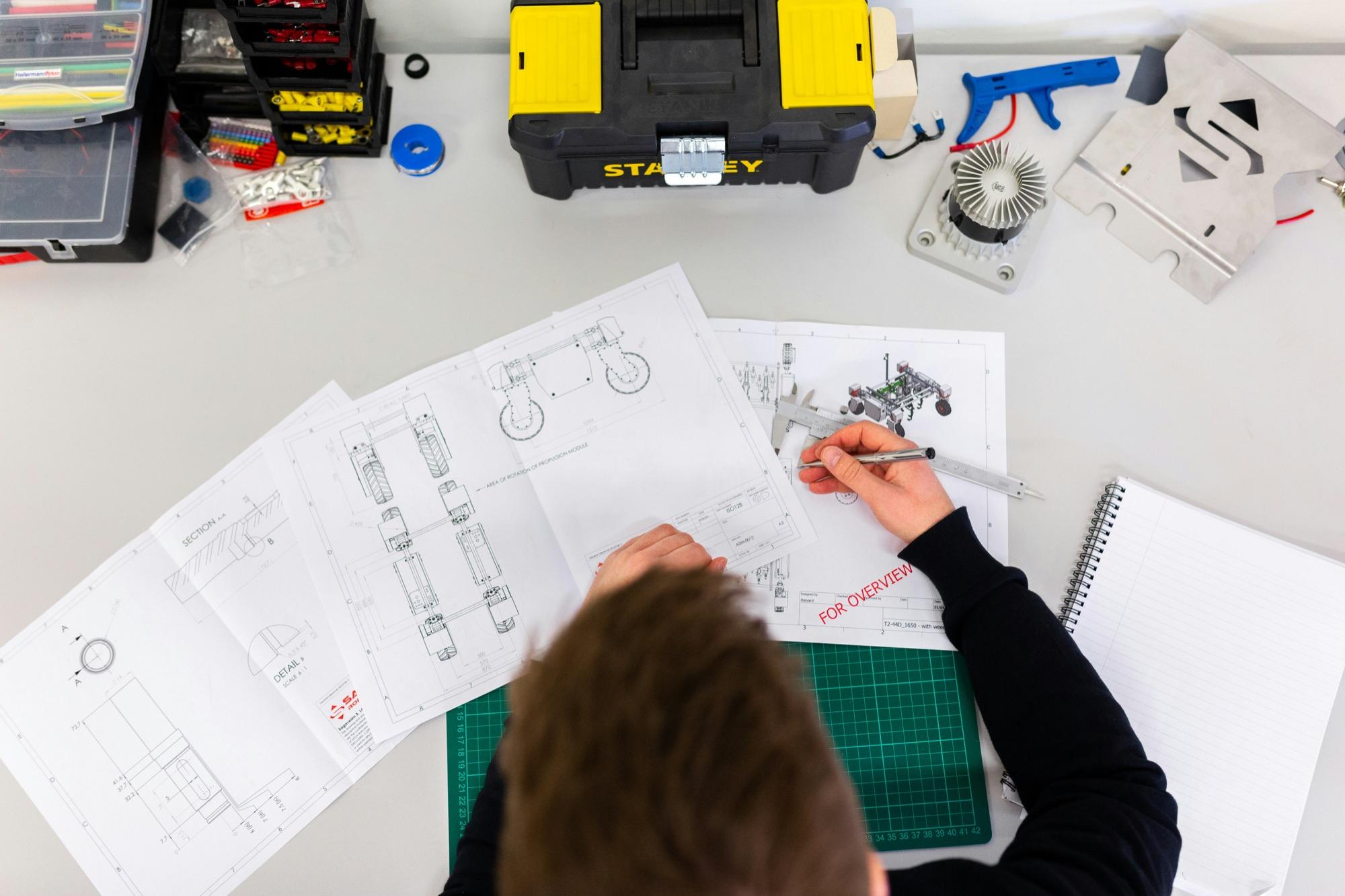 Misurazione di un disegno tecnico con un calibro