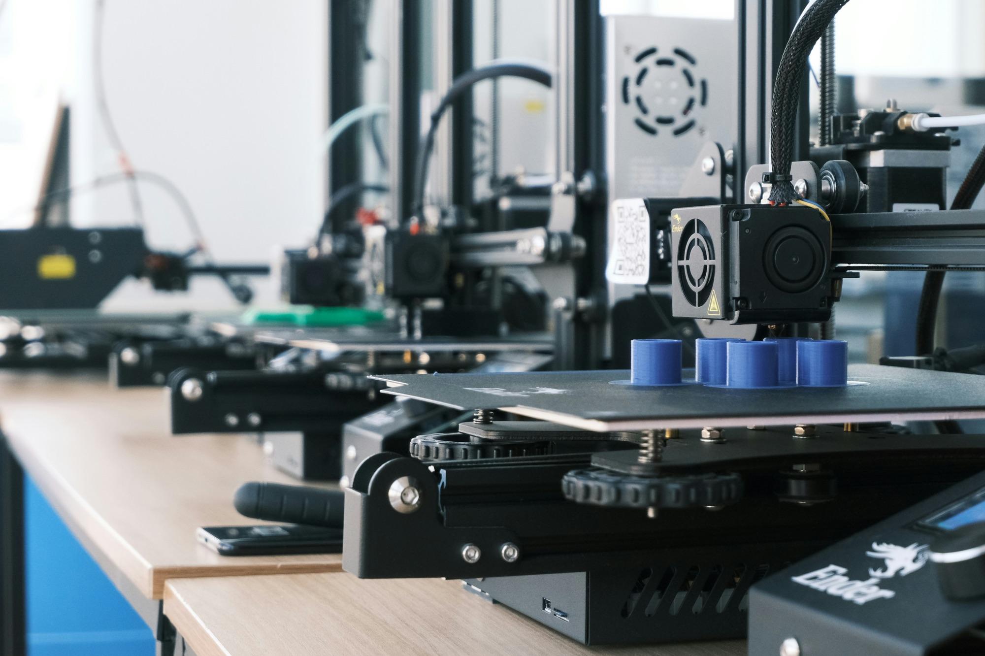 Stampanti 3D al lavoro su un banco da lavoro