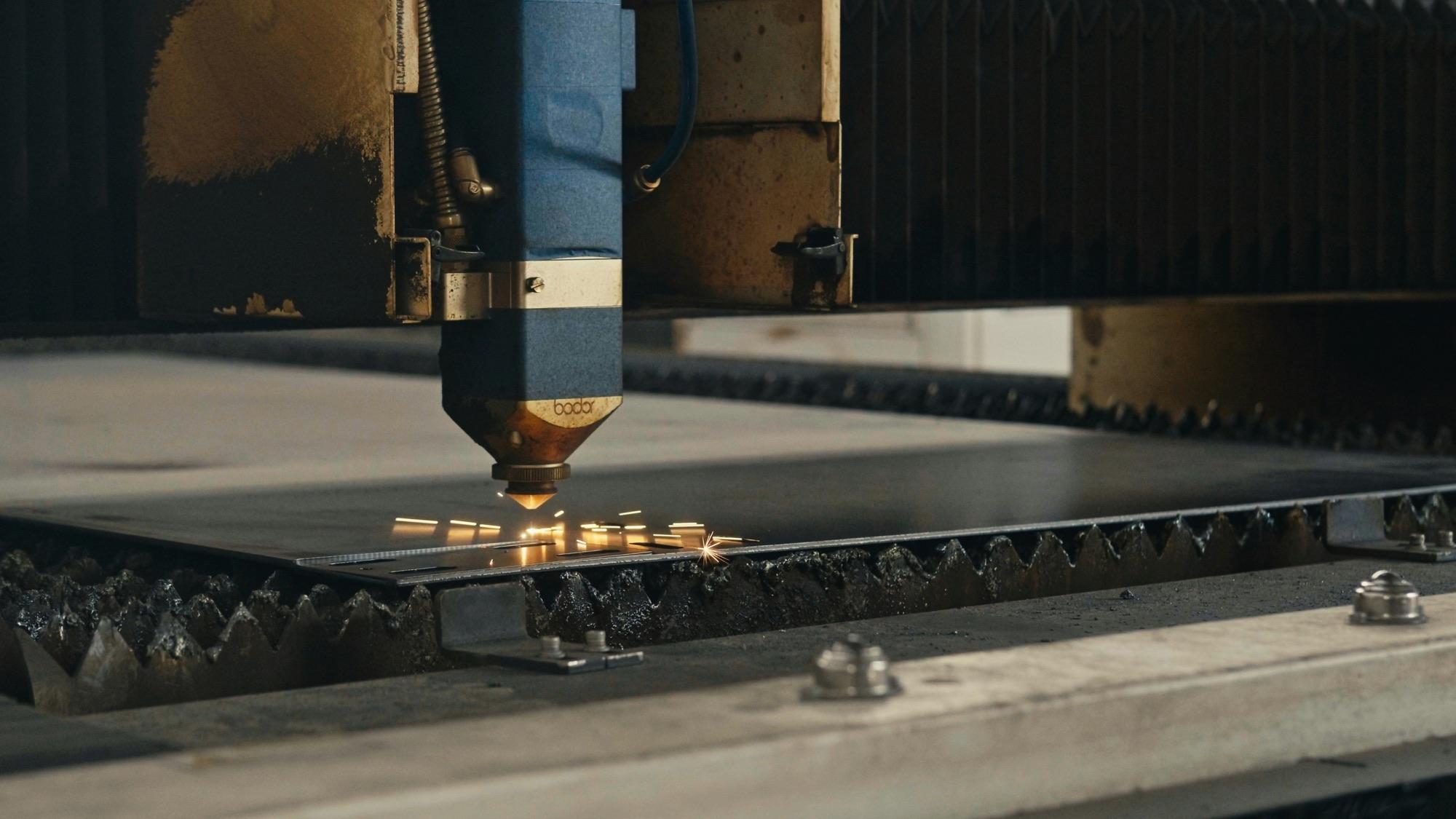 Macchina CNC durante il taglio di un componente
