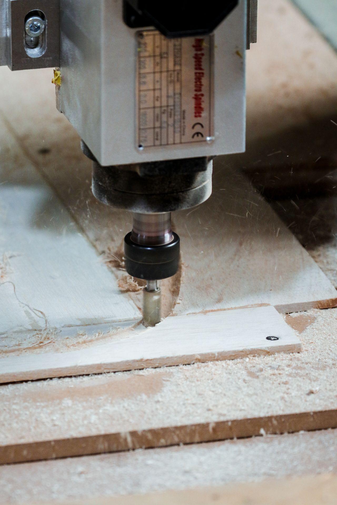 Macchina CNC durante il taglio di un componente